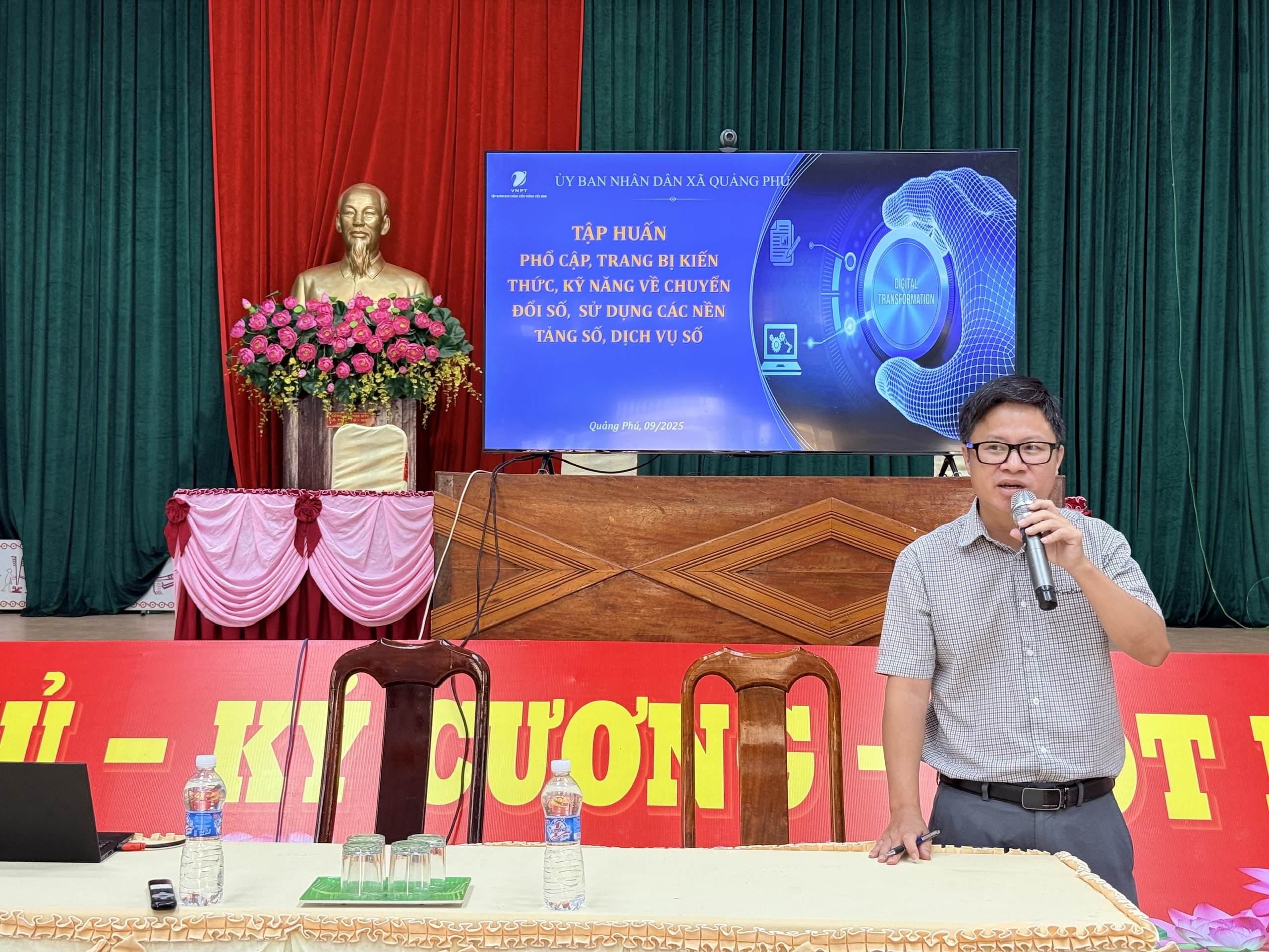 Ông Trần Xuân Tiệp - Trưởng Phòng Văn hóa - Xã hội phát biểu khai mạc hội nghị tập huấn